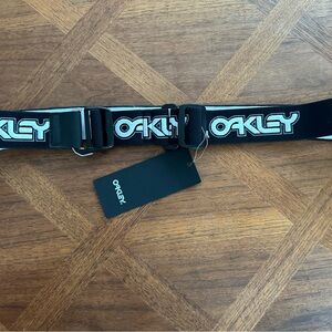 Oakley Black & White Snow stretch belt.